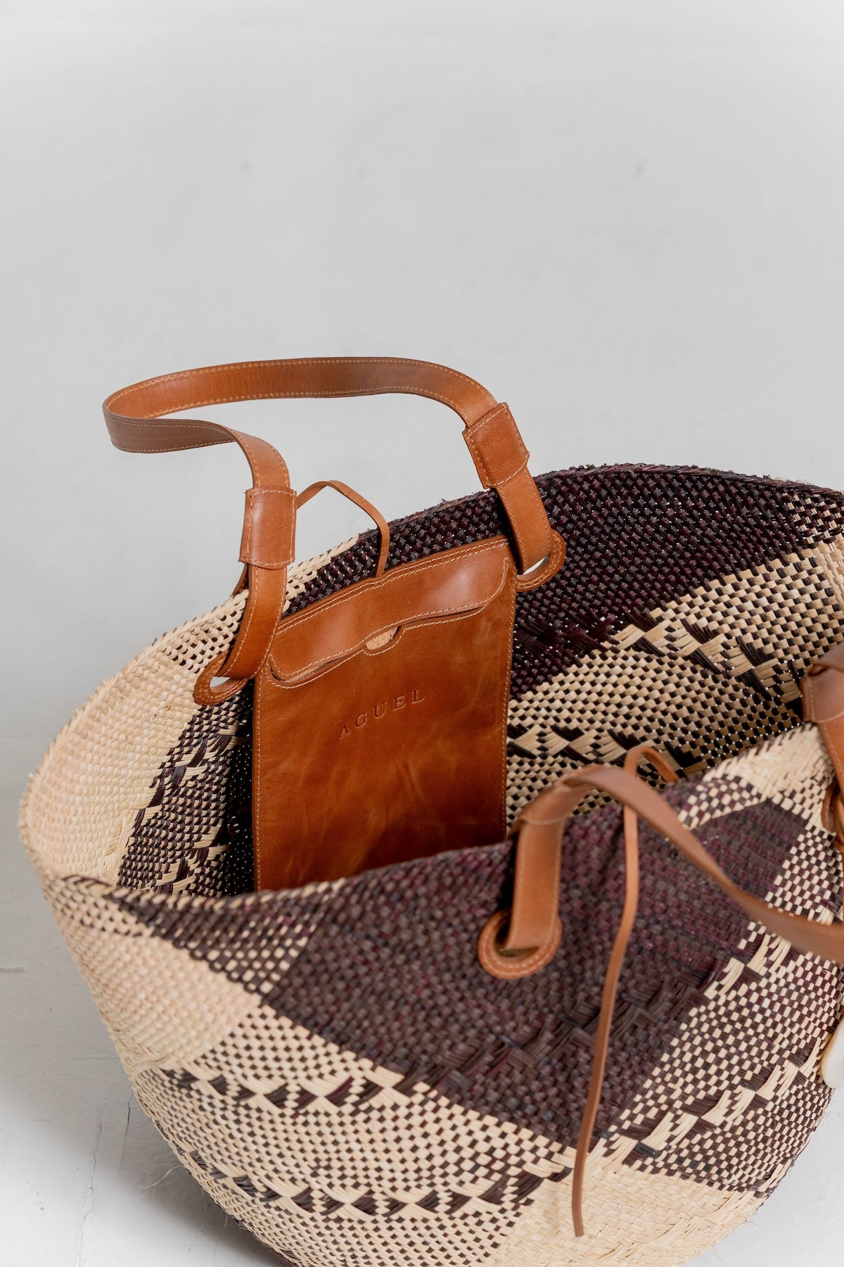 Bolso Iraca Cuero Mediano Crudo Negro